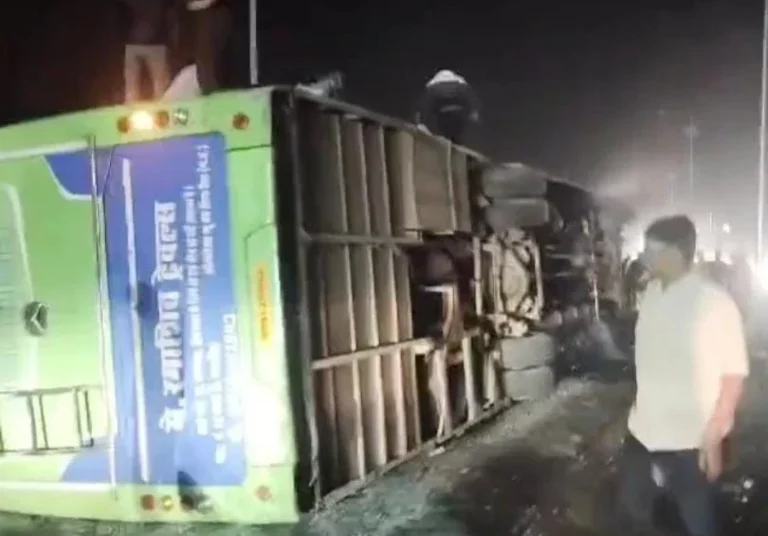 MP News : ओवरटेक के चक्कर में पलटी बस, 25 यात्री घायल...