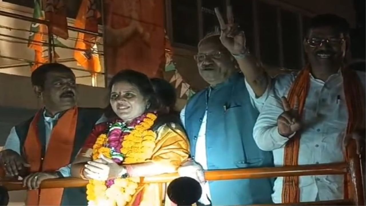 Raipur Breaking: महापौर मीनल चौबे ने निकाली विजय रैली, बीजेपी के बड़े नेता हुए शामिल...