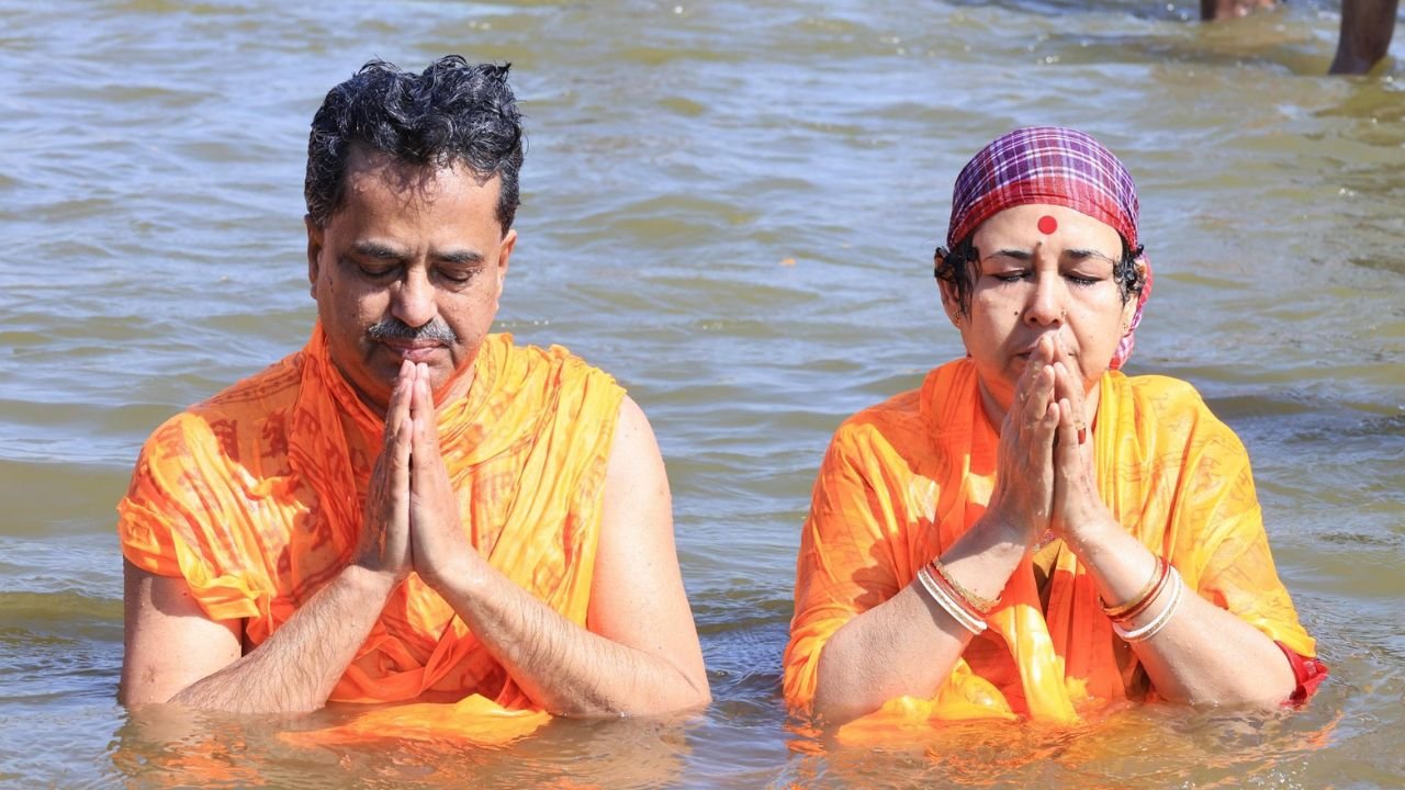 Mahakumbh 2025 : त्रिपुरा के मुख्यमंत्री ने परिवार सहित संगम में किया पवित्र स्नान...