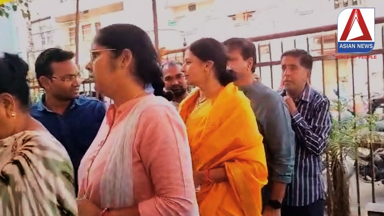 Municipal Elections 2025 : कांग्रेस महापौर प्रत्याशी दीप्ति दुबे ने लाइन में लगकर किया मतदान....