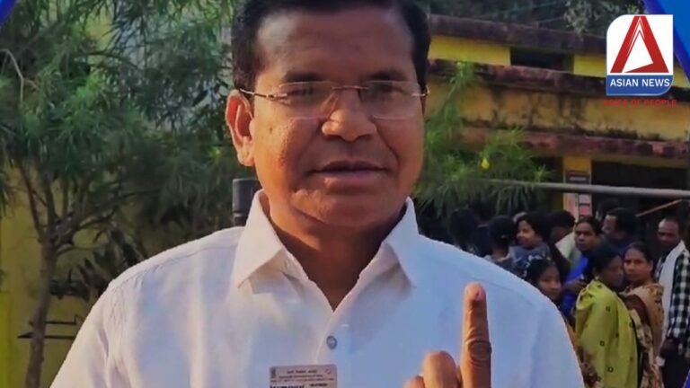 Municipal Elections 2025 : पूर्व मंत्री मोहन मरकाम ने सबसे पहले किया मतदान...देखें वीडियो