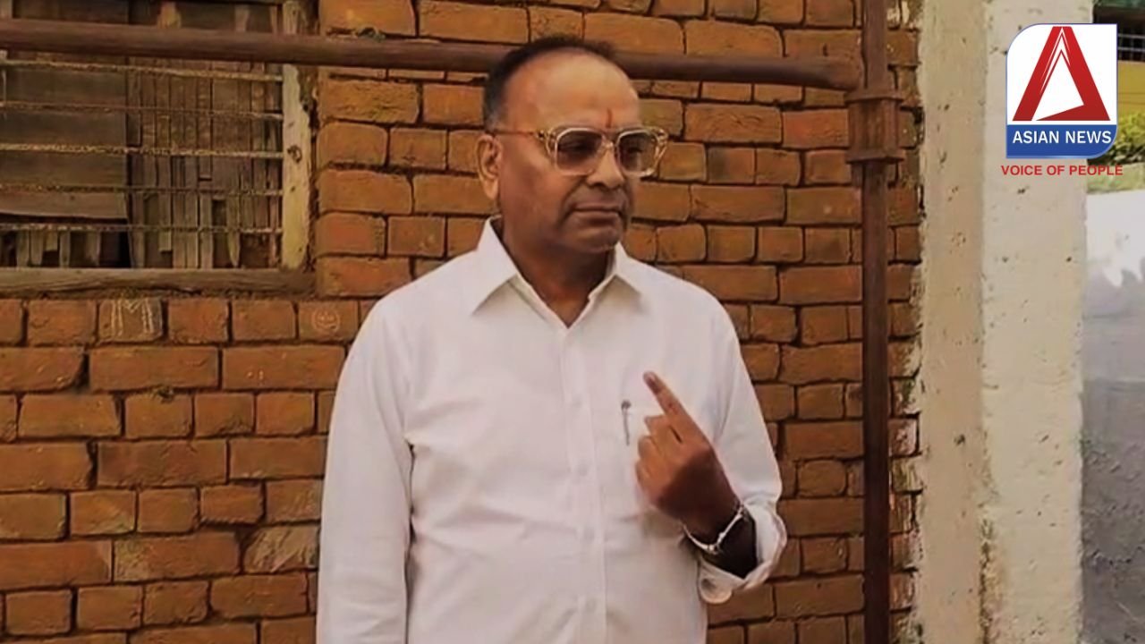 Municipal Elections 2025 : विधायक अजय चंद्राकर ने परिवार के साथ किया मतदान...