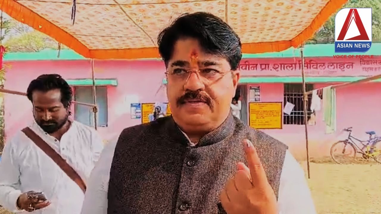 Municipal Elections Live मतदान केंद्र पर पहुंचे