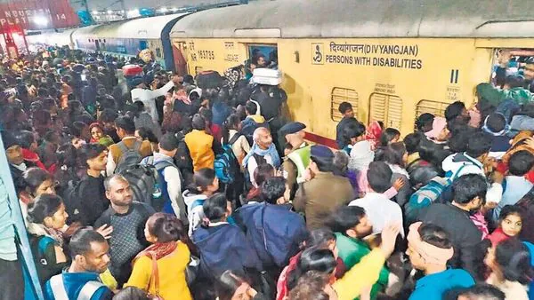 NDLS Stampede New Update: नई दिल्ली रेलवे स्टेशन पर मची भगदड़ में 18 लोगों की मौत, चश्मदीदों ने बताई लापरवाही की कहानी