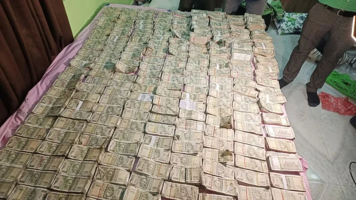Odisha News : डिप्टी डायरेक्टर महापात्रा के ठिकानों पर छापेमारी, 1.5 करोड़ रुपये का कैश जब्त...