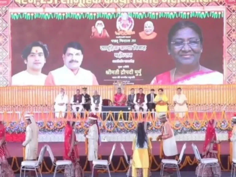 President Draupadi Murmu at Bageshwar Dham : बागेश्वर धाम पहुंची राष्ट्रपति द्रौपदी मुर्मू, वैवाहिक जोड़ों को दिया आशीर्वाद...