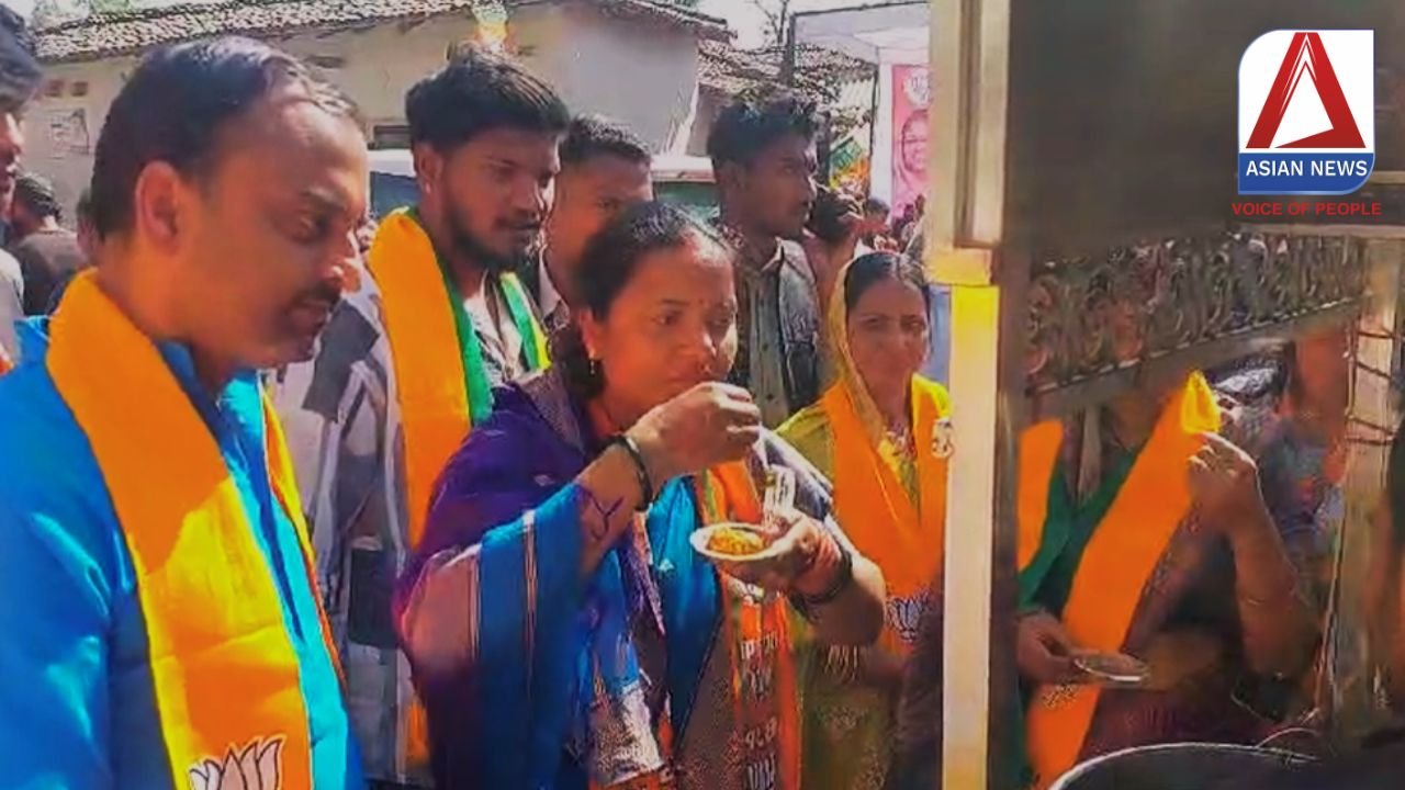 Surajpur Breaking : चुप-चुप गुपचुप खाते दिखी मंत्री लक्ष्मी राजवाड़े...वीडियो वायरल.....