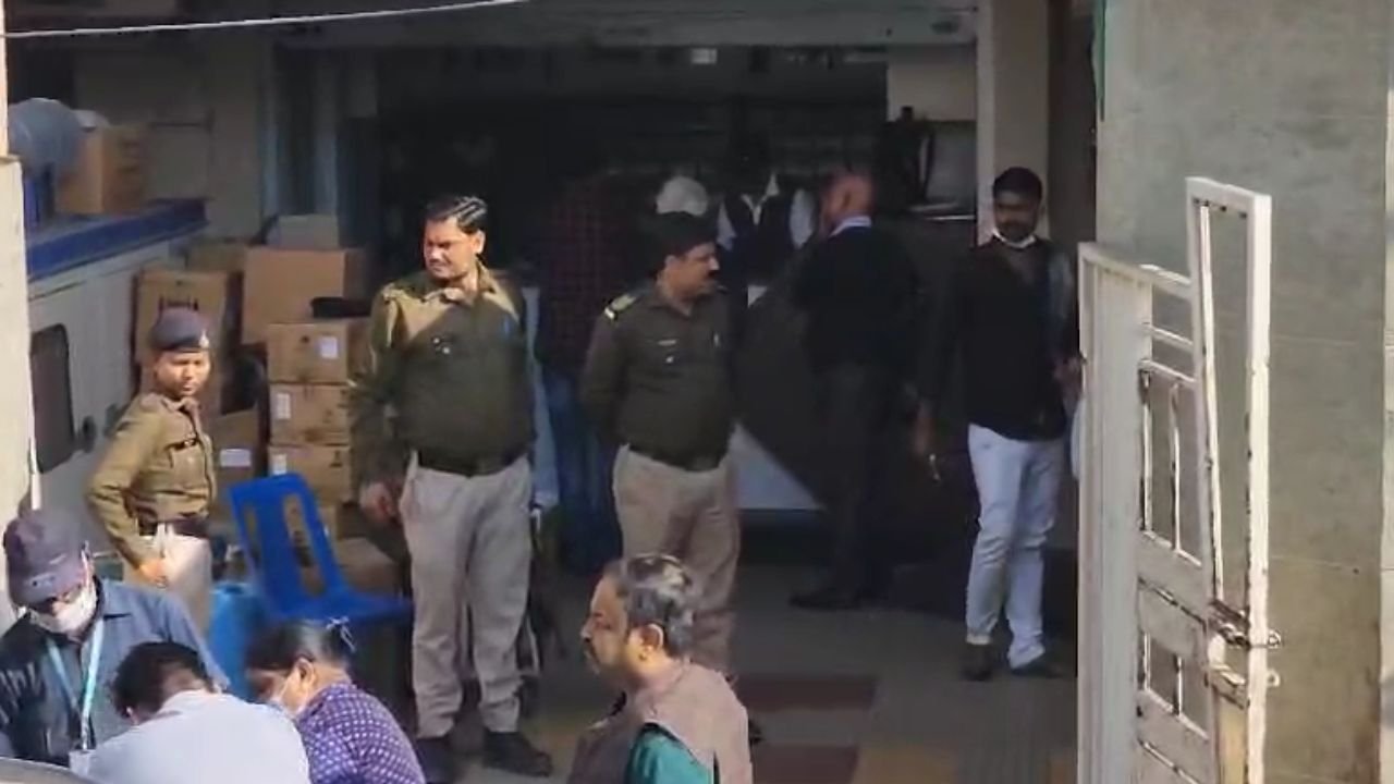 Gwalior Breaking: परिवार हॉस्पिटल पर आईटी विभाग की छापेमारी....
