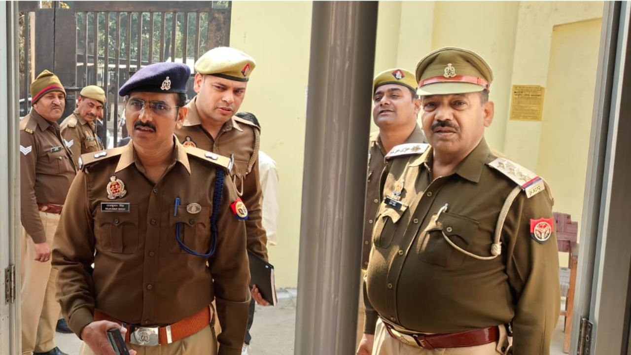 UP News: ASP राजकुमार सिंह ने जिला न्यायालय का किया औचक निरीक्षण...