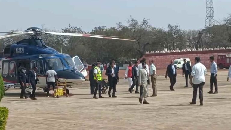 हांफ गया CM साय का हेलीकॉप्टर : मुख्यमंत्री विष्णुदेव साय हेलीपैड पर मौजूद