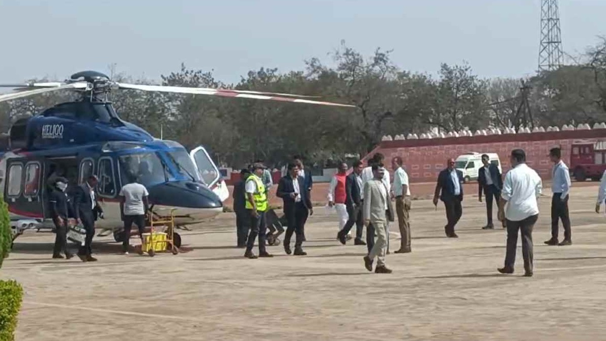 हांफ गया CM साय का हेलीकॉप्टर : मुख्यमंत्री विष्णुदेव साय हेलीपैड पर मौजूद हांफ गया CM साय का हेलीकॉप्टर : मुख्यमंत्री विष्णुदेव साय हेलीपैड पर मौजूद