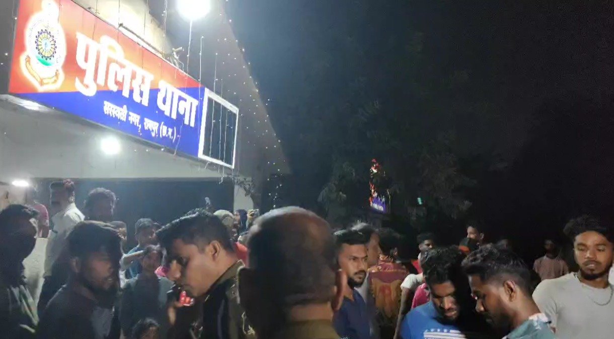 Raipur Breaking: रायपुर में प्रेम प्रसंग के चलते हत्या, बस्ती वालों का हंगामा, फांसी की मांग पर अड़े...