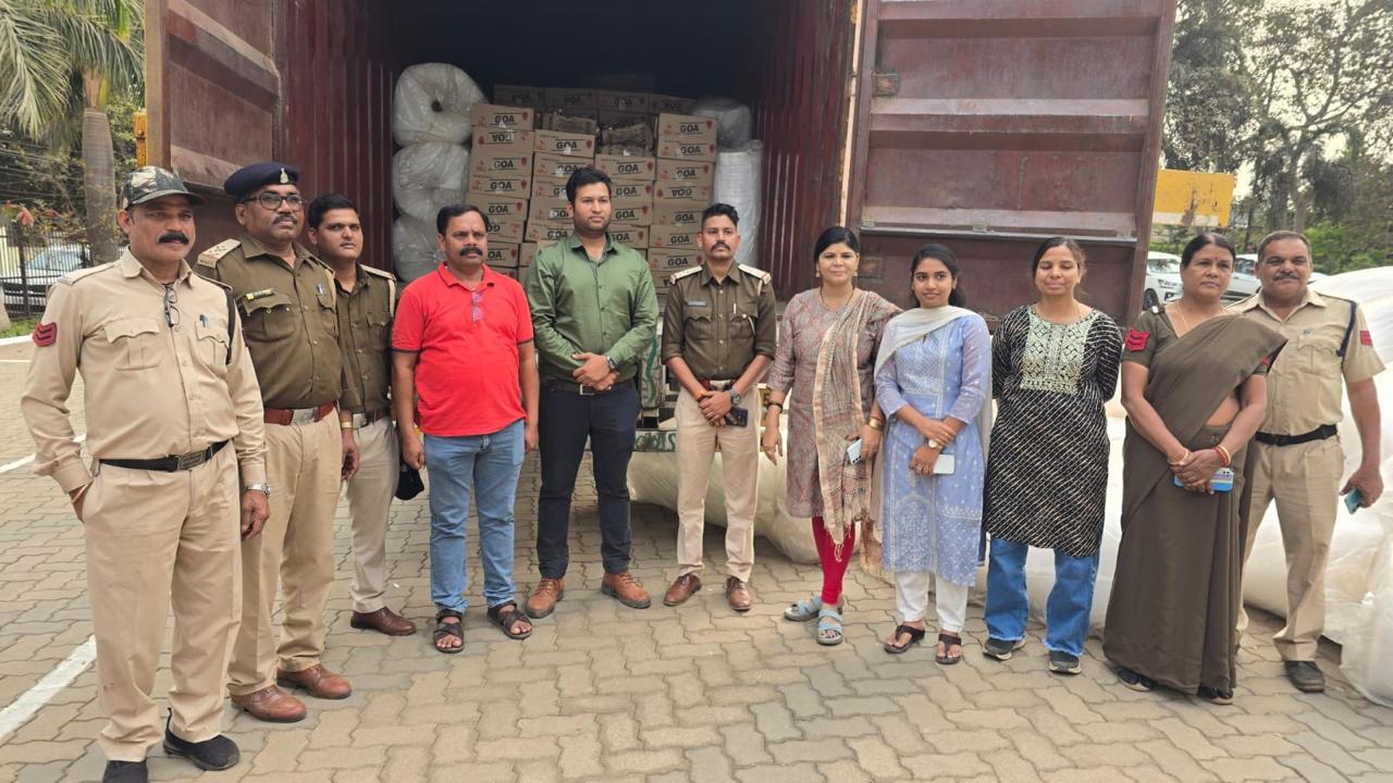 CG News : कवर्धा में अवैध शराब पर बड़ी कार्रवाई, 700 पेटी जब्त...