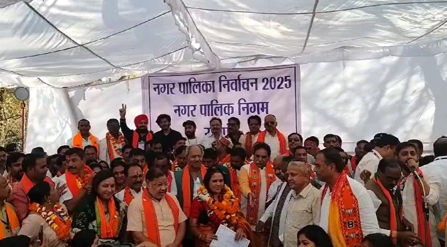 CG Nikay Chunav Results 2025: मीनल चौबे को रायपुर के महापौर का प्रमाण पत्र मिला...