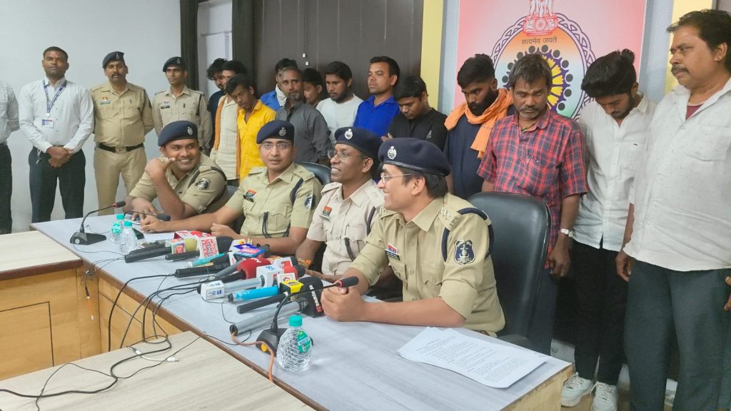 CG News: ऑनलाइन साइबर फ्रॉड मामले में बड़ी कार्रवाई, 19 आरोपी गिरफ्तार....