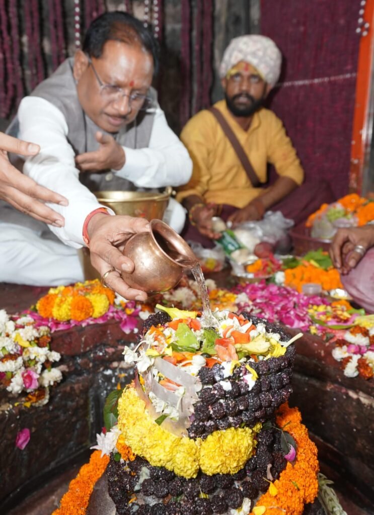 Rajim Kumbh 2025: राजिम कुंभ (कल्प) का भव्य समापन, सीएम विष्णुदेव साय ने की गंगा आरती.... 2 WhatsApp Image 2025 02 26 at 9.41.01 PM