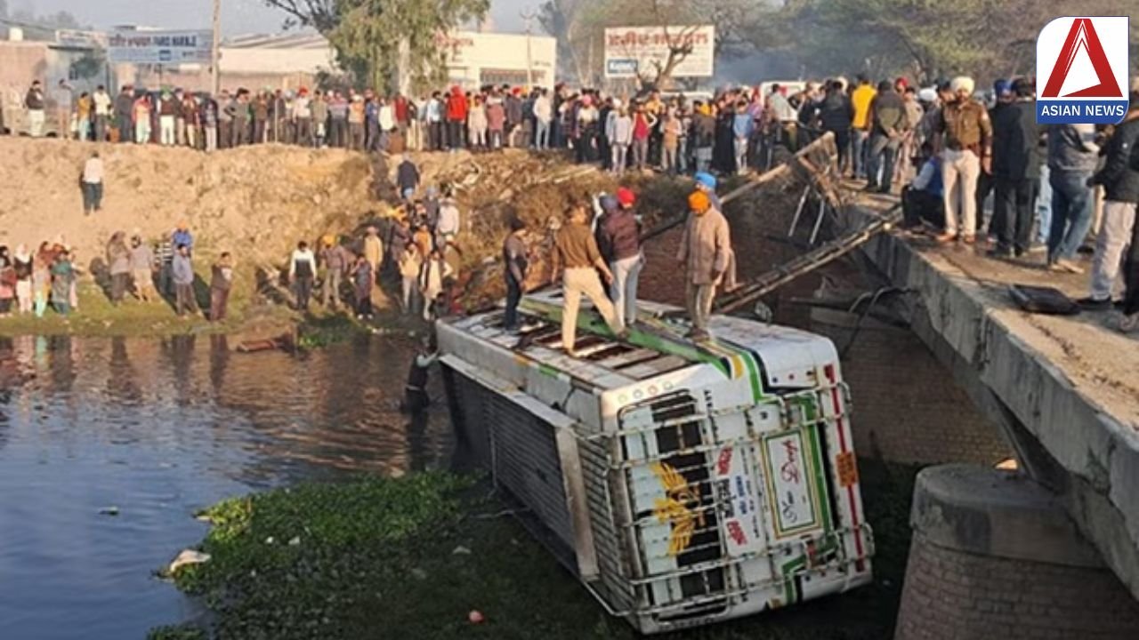 Big Accident : बस-ट्रक में भीषण टक्कर, रेलिंग तोड़कर गिरी...