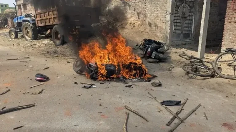 Jharkhand Violence: हजारीबाग में शिवरात्रि पर झंडा लगाने को लेकर 2 समुदायों में झड़प, पथराव के बाद कई वाहनों में लगाई आग...