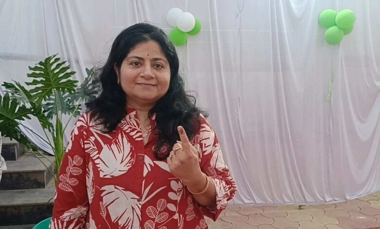 CG Nikay Chunav 2025 : अमेरिका से आकर लोकतंत्र के महापर्व का हिस्सा बनीं कोमल, प्रशासन ने किया सम्मान...