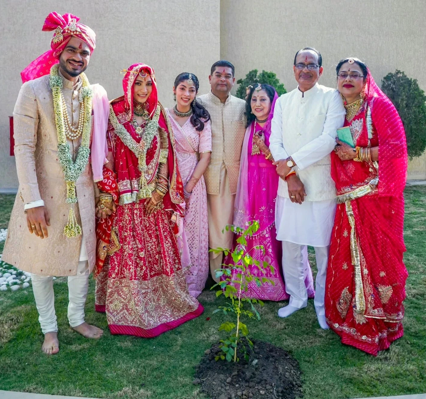 MP News : केंद्रीय कृषि मंत्री शिवराज के घर पहुंची बहु रिद्धि, बोले- बेटी घर आई है...