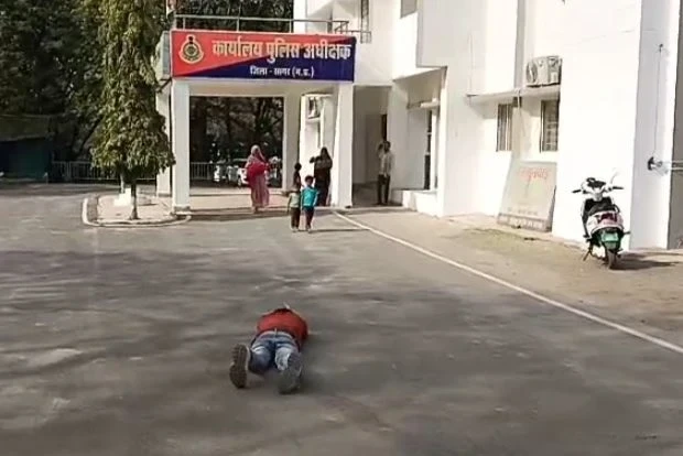 MP News: दुखी हुआ खुशीराम, एसपी कार्यालय दंडवत करते पहुंचा दो बच्चों का बाप...