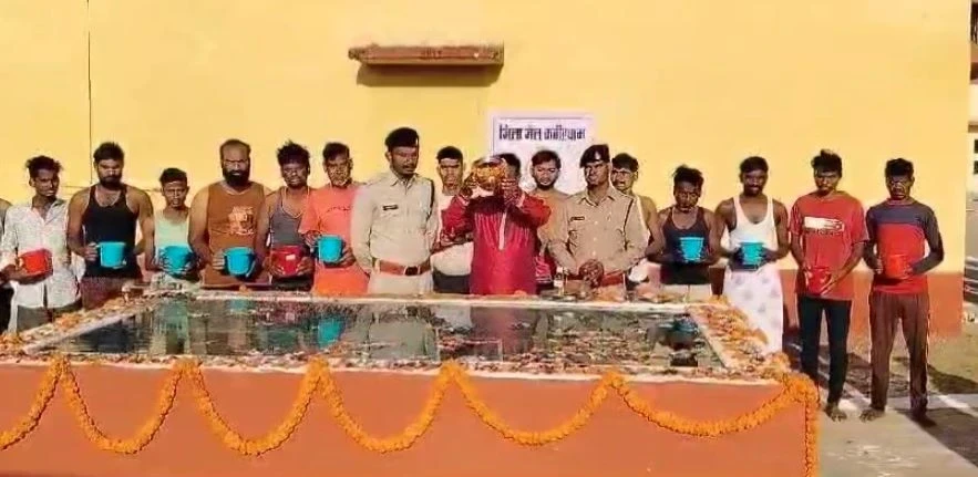 CG News: छत्तीसगढ़ के जेल में सैकड़ों कैदियों ने गंगा जल से किया स्नान...