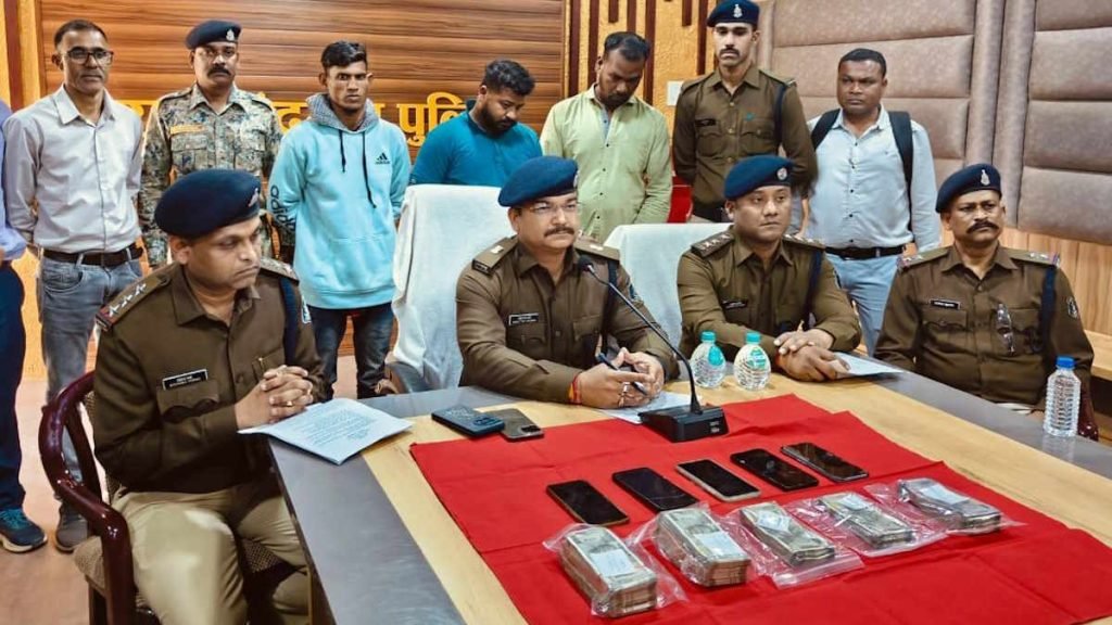 CG News : चोरी के पैसे बांटे और निकल पड़े महाकुम्भ...जानें पूरा मामला