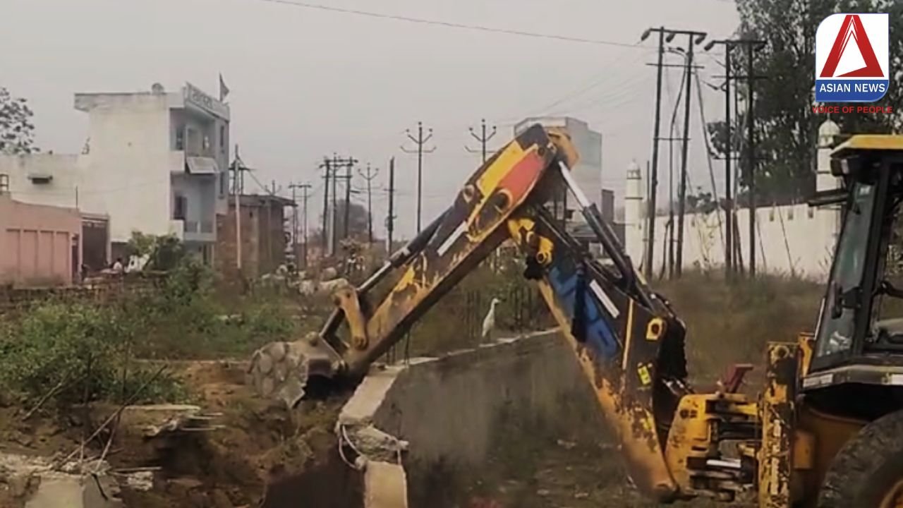 अवैध कॉलोनी पर प्रशासन का बुलडोजर.....