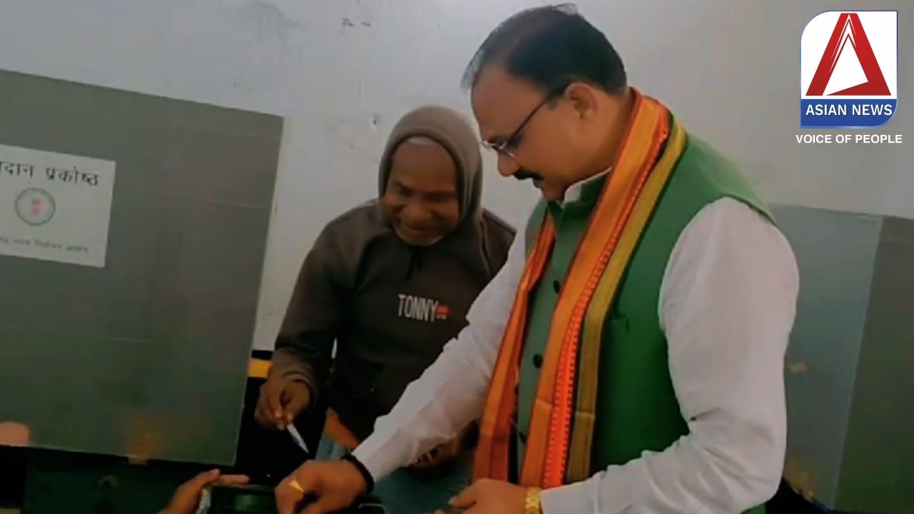 त्रि-स्तरीय पंचायत चुनाव में सपरिवार मतदान करने पहुंचे स्वास्थ्य मंत्री श्याम बिहारी जायसवाल