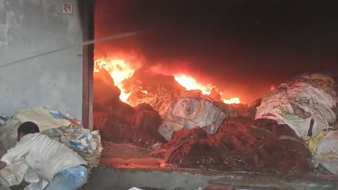 CG News: राजनांदगांव के बारदाना गोदाम में लगी भीषण आग.... CG News: राजनांदगांव के बारदाना गोदाम में लगी भीषण आग....