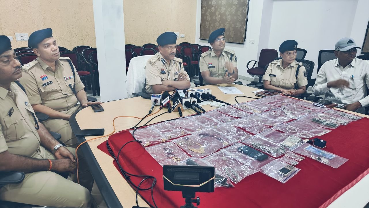 Raipur Breaking: दिनदहाड़े लूट करने वाले आरोपी गिरफ्तार, पुलिस ने बरामद किया लाखों का माल...
