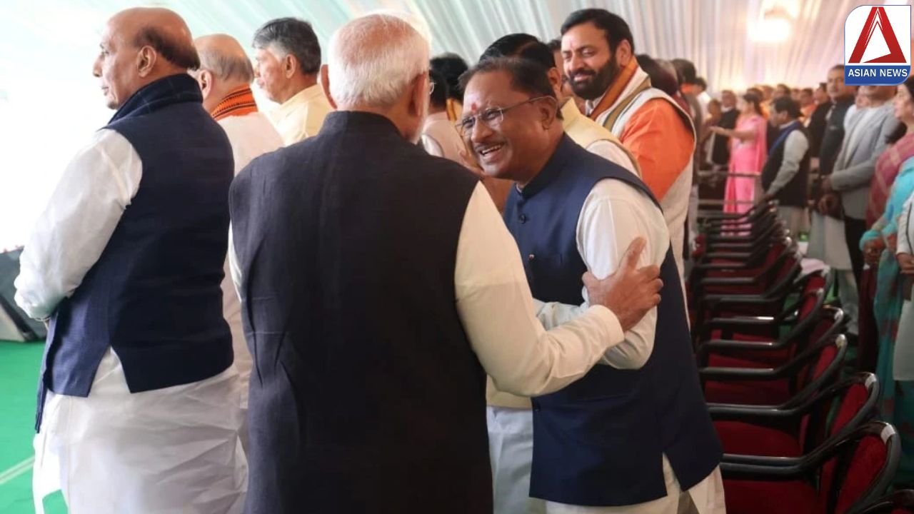 CM Vishnudev Sai : पीएम मोदी ने सीएम साय की सादगी पर जताया विश्वास, मंच पर दिखी खास आत्मीयता