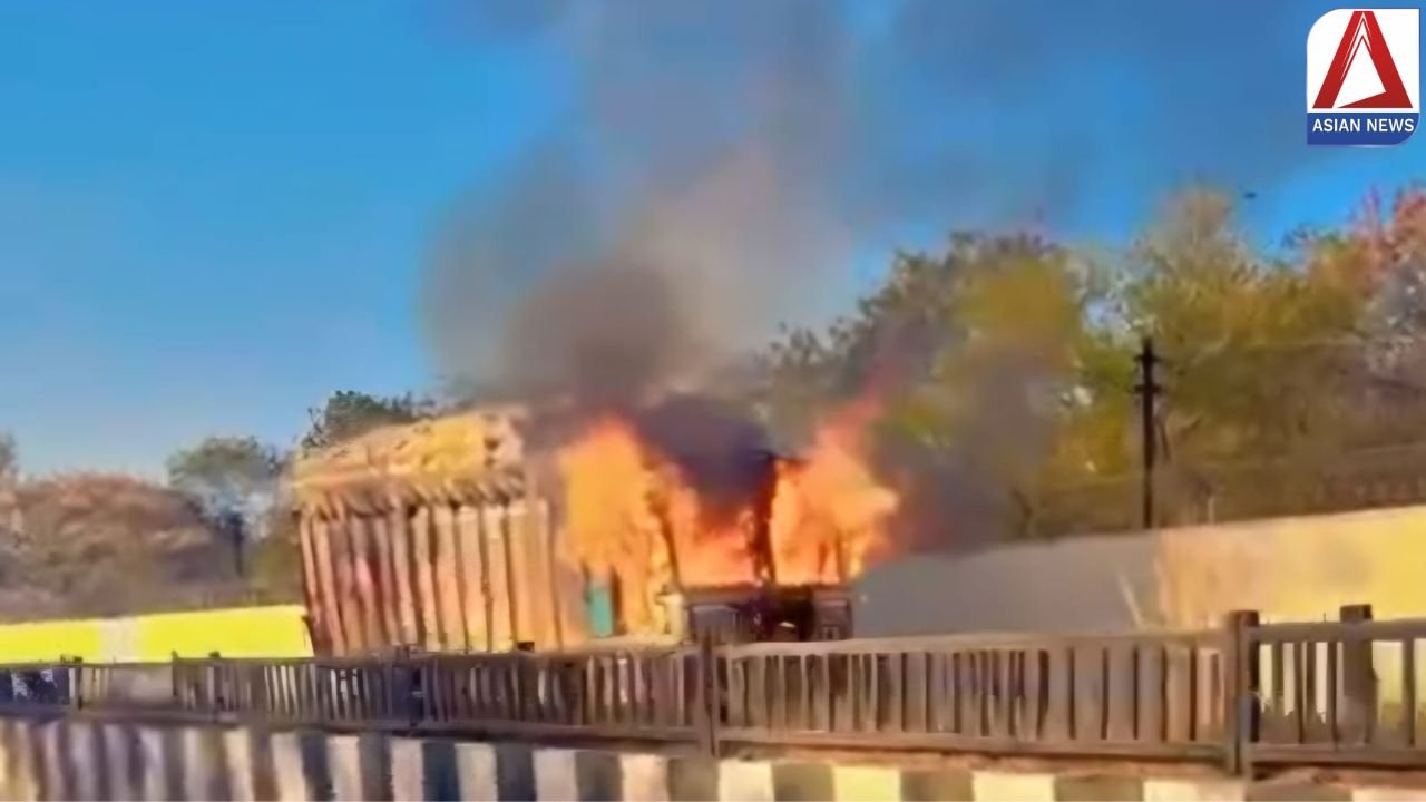 CG Breaking : सरकारी धान से भरी ट्रक में लगी आग, पूरी ट्रक जलकर हुई राख...