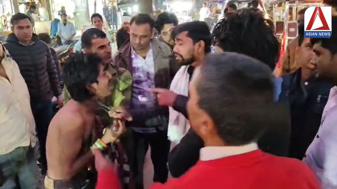 UP News: दबंगों ने युवक को अर्धनग्न कर पीटा...