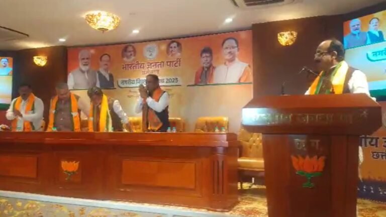 Raipur Breaking: बीजेपी की अहम बैठक शुरू, नगर निगमों में सभापति नियुक्तियों पर चर्चा...