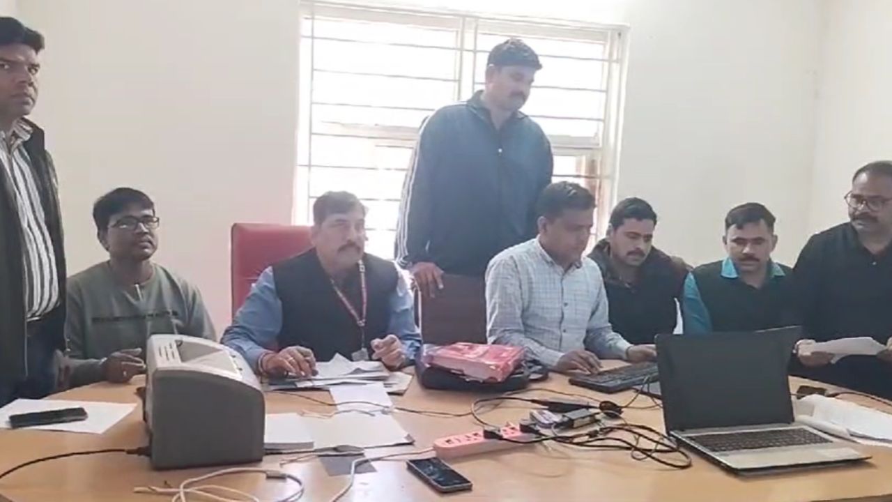 MP News: स्वास्थ्य केंद्र में भ्रष्टाचार का मामला, EOW ने ब्लॉक प्रोग्राम मैनेजर को रंगे हाथों पकड़ा...