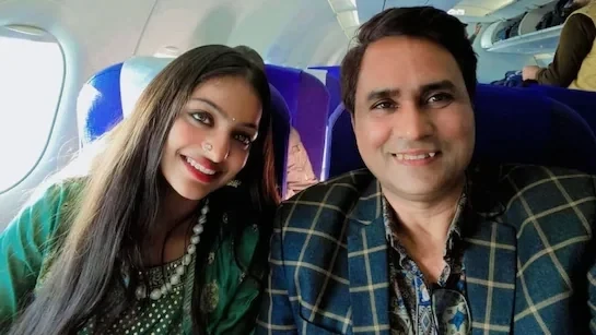महाकुंभ की वायरल गर्ल Monalisa डायरेक्टर सनोज मिश्रा के साथ हुई स्पॉट, पहली बार किया फ्लाइट में सफर