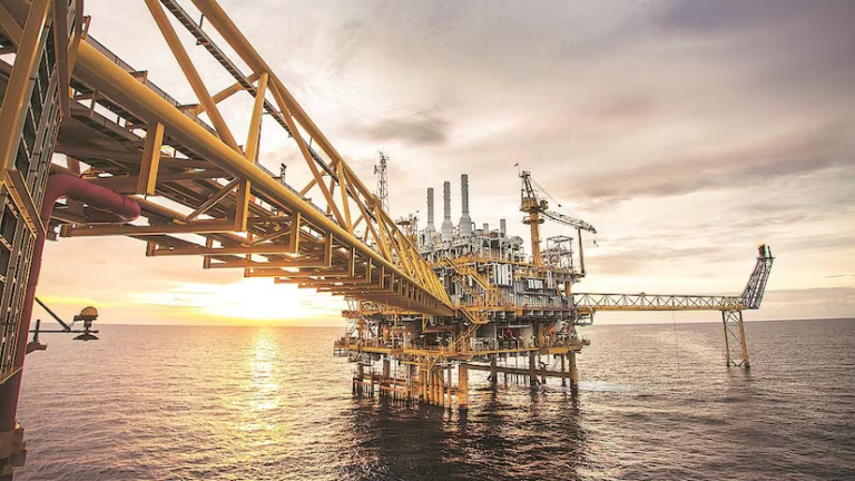 सरकारी क्षेत्र की कंपनी OIL ने तेल कुआं खोदा