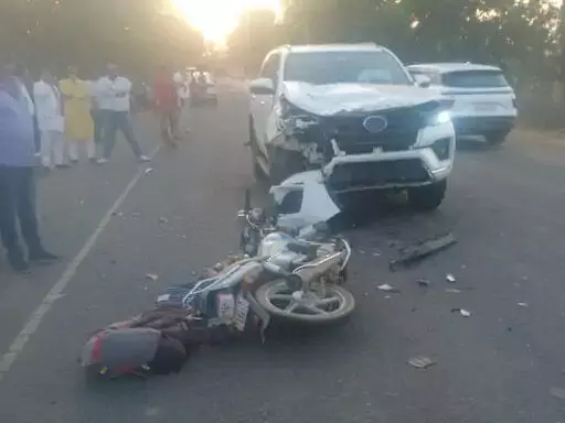 जगदलपुर-बीजापुर नेशनल हाईवे पर पूर्व विधायक की कार से भिड़ा बाइक सवार युवक, मौत