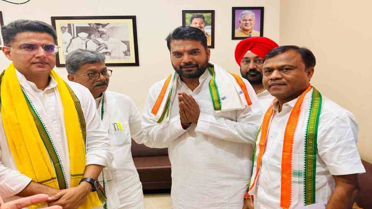 CG News: कांग्रेस में लौटे बागी नेता आकाश तिवारी, सचिन पायलट ने दिलाई सदस्यता...