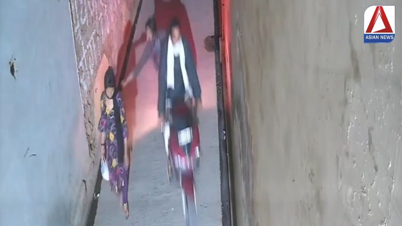 UP News: युवती से झपटमार गिरोह ने की लूटपाट, CCTV में कैद हुई वारदात...