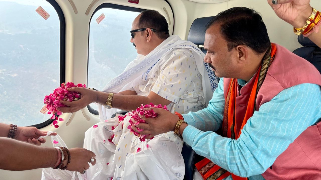 Pandit Pradeep Mishra : पंडित प्रदीप मिश्रा का कुनकुरी में महाशिवपुराण कथा का शुभारंभ, हवाई परिक्रमा के साथ किए पुष्प अर्पित...