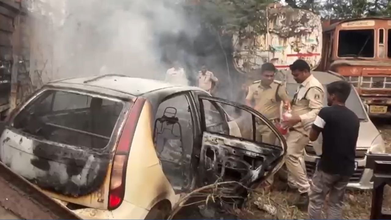 Raipur News: खमतराई थाना परिसर में खड़ी कार में अचानक लगी आग, बड़ा हादसा टला...