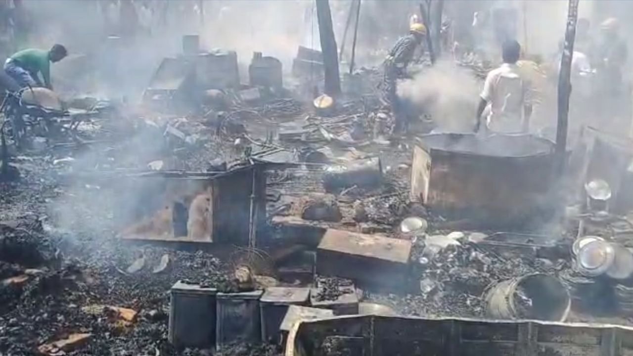 UP News: मड़ियांव में लगी भीषण आग, 13 झोपड़ियां जलकर राख, राहत कार्य जारी...