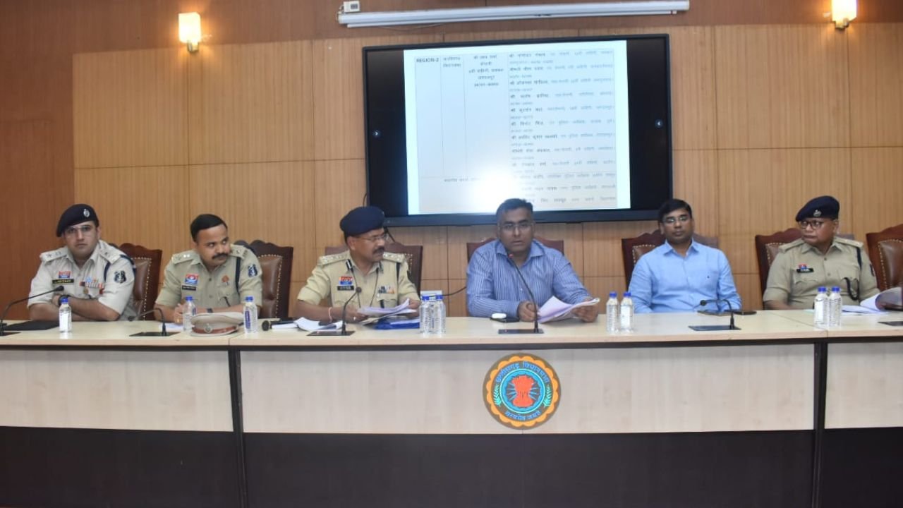 CG News: राष्ट्रपति के आगमन से पहले रायपुर IG ने की अहम बैठक, रूट चार्ट और सुरक्षा व्यवस्था की ली जानकारी...
