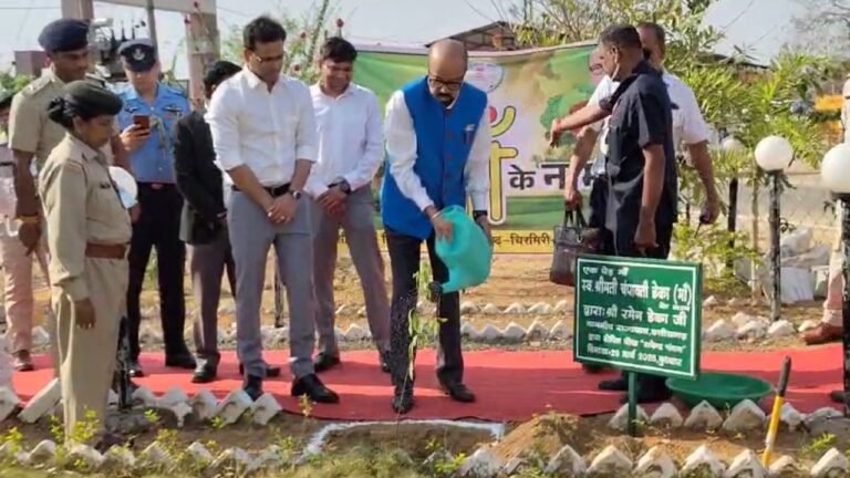 CG News : राज्यपाल रामेन डेका ने "एक पेड़ मां के नाम" अभियान के तहत लगाया चंदन का पेड़...
