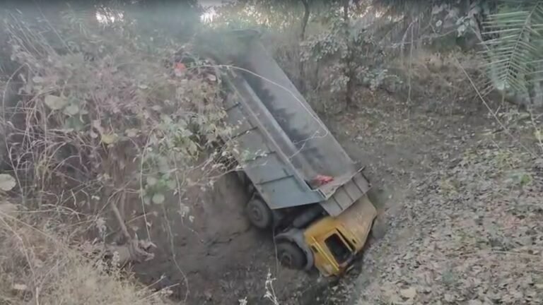MP News: अनियंत्रित डंपर सूखे कुएं में गिरा, चालक गंभीर रूप से घायल....