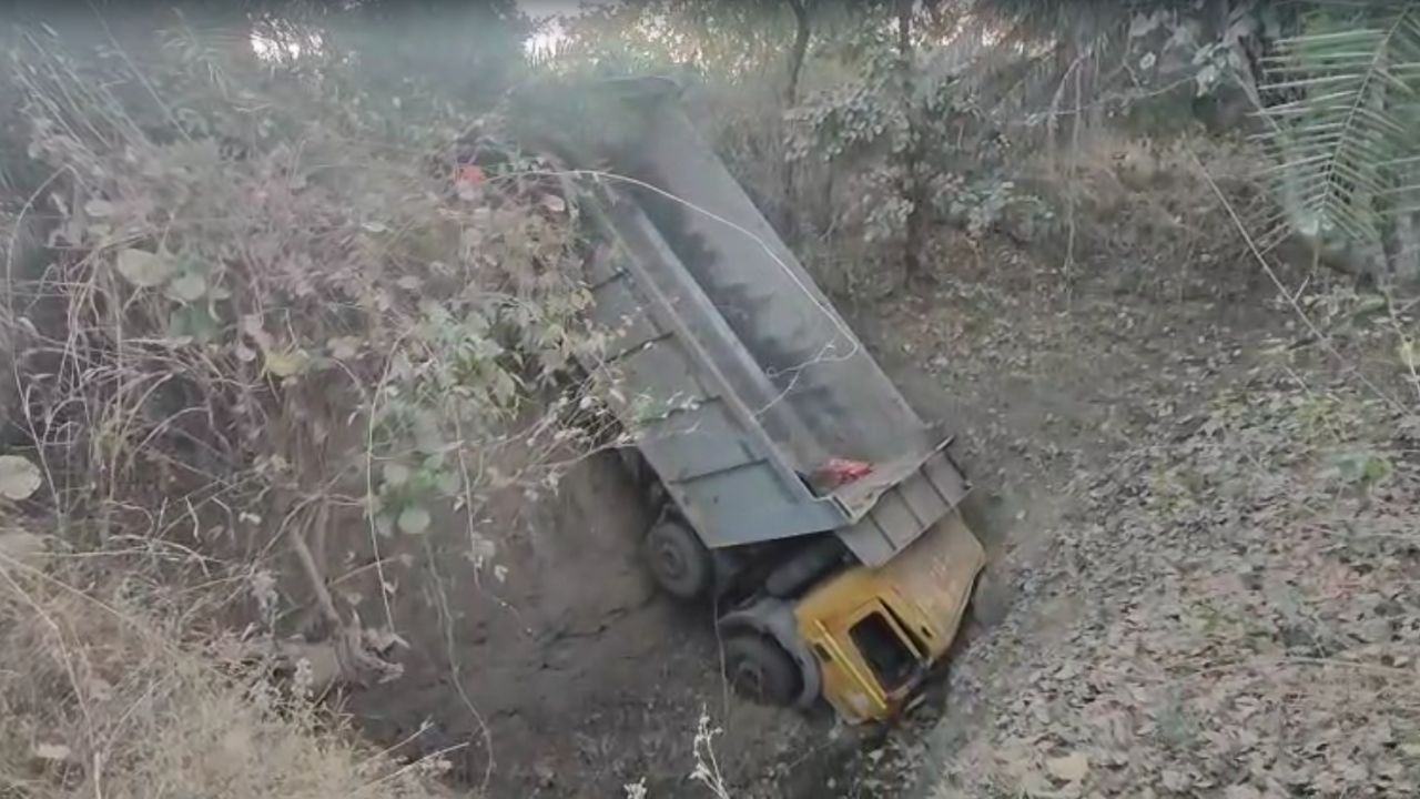 MP News: अनियंत्रित डंपर सूखे कुएं में गिरा, चालक गंभीर रूप से घायल....