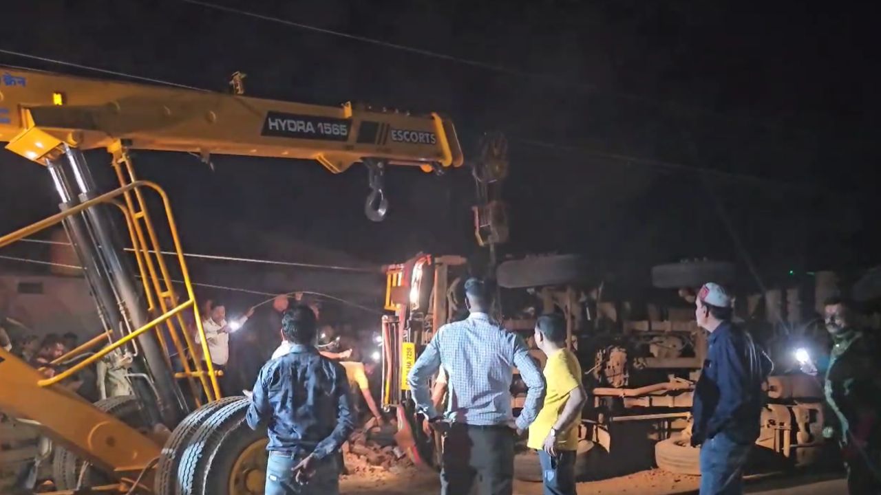 CG News: खैरागढ़ में ट्रक पलटने से चालक और दुकानदार घायल, राहत कार्य जारी...