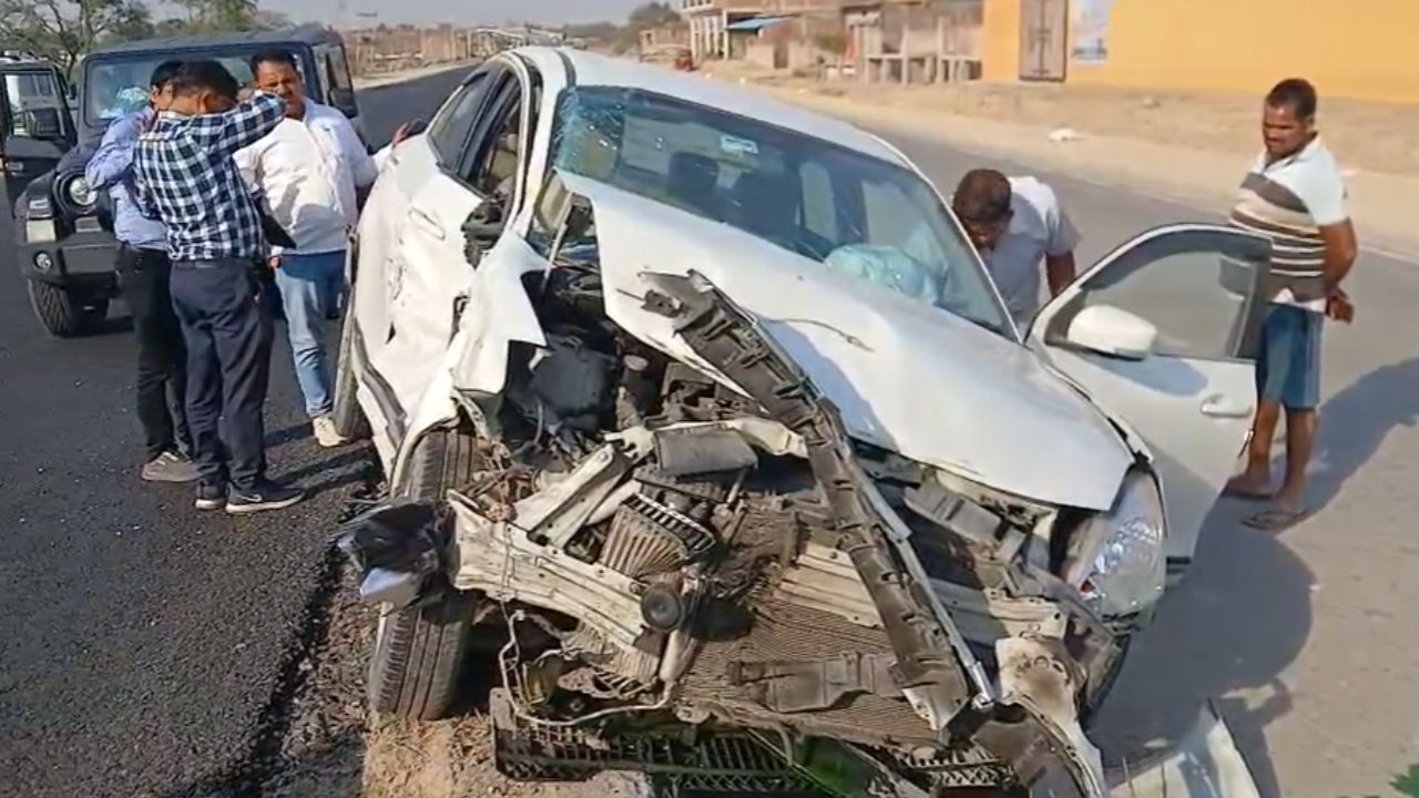 UP News: अनियंत्रित डंपर ने दो कारों को मारी टक्कर, ड्राइवर घायल, देखें CCTV फुटेज...